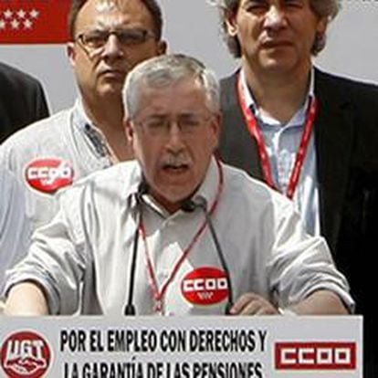 El secretario general de CCOO, Ignacio Fernández Toxo (c), junto al secretario general de UGT, Cándido Méndez (d), y el secretario general de CCOO de Madrid, Javier López (i), durante su discurso en la manifestación.