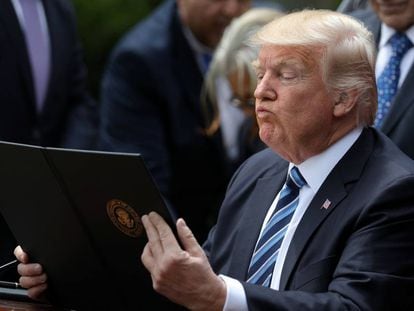 El presidente de EE UU, Donald Trump, se prepara para firmar una orden ejecutiva.
