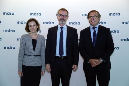 De izquierda a derecha: Cristina Ruiz, consejera delegada de Minsait, Mar Murtra, presidente no ejecutivo del grupo, e Ignacio Mataix, consejero delegado de la rama de Transporte y Defensa.