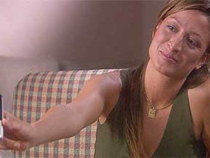Rebecca Loos muestra su teléfono, con el que dice haber recibido mensajes de Beckham, durante la entrevista.