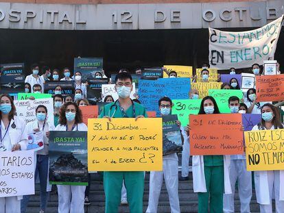 Sanitarios con contratos covid y adjuntos protestan por su situación laboral en la entrada principal del Hospital 12 de Octubre en noviembre de 2021.