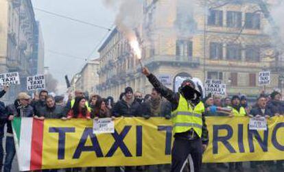 Protesta de taxistas contra Uber en Turín.