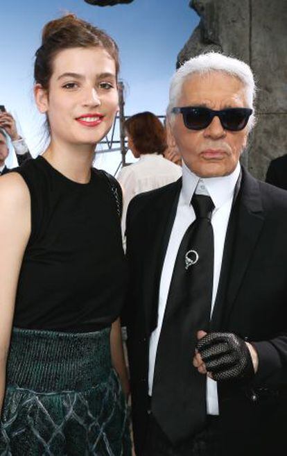 Alma Jodorowsky con Karl Lagerfeld.