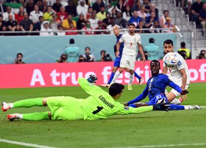 El portero de Irán, Alireza Beiranvand, salva un disparo de Timothy Weah, de EE UU, durante el encuentro del grupo B en Doha.