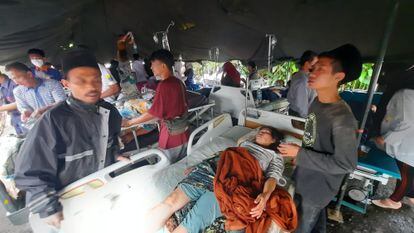 Heridos, en un campamento médico, a causa de un terremoto de magnitud 5,6 en Cianjur, Indonesia, este lunes.