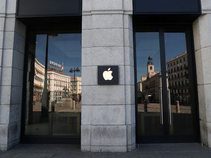 Apple Store de Madrid cerrada, en abril de 2020.