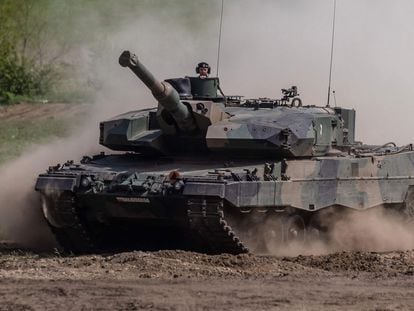 Un tanque Leopard polaco avanza durante unos ejercicios militares conjuntos con EE UU, Francia y Suecia, el pasado mes de mayo en Nowogard (Polonia).