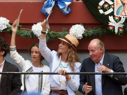 El rey Juan Carlos I , la infanta Elena de Borb&oacute;n junto a sus hijos Felipe Juan Froil&aacute;n y Victoria Federica Marichalar durante los festejos taurinos de la Semana Grande de San Sebasti&aacute;n 2016.