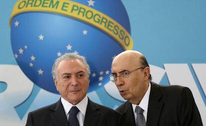 Michel Temer, presidente de Brasil (a la izquierda) escucha al ministro de Finanzas, Henrique Meirelles.