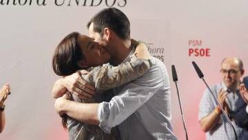 Sara Hernández y Juan Segovia se abrazan tras el congreso regional de 2015.