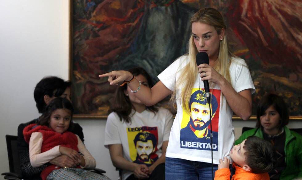 Lilian Tintori, esposa del lider opositor venezolano encarcelado Leopoldo López, con sus hijos, Manuela Rafaela, en brazos de su suegra, Antonieta Mendoza, y el pequeño Leopoldo Santiago, de naranja, en un acto con jóvenes en Madrid en marzo de 2016.