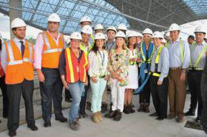 La ministra española de Fomento, Ana Pastor (c), posa para una fotografía junto con la delegación de visita el 19 de septiembre de 2013, en Ciudad de Panamá (Panamá).
