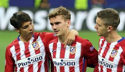 Griezmann llora entre Oliver y Vietto.