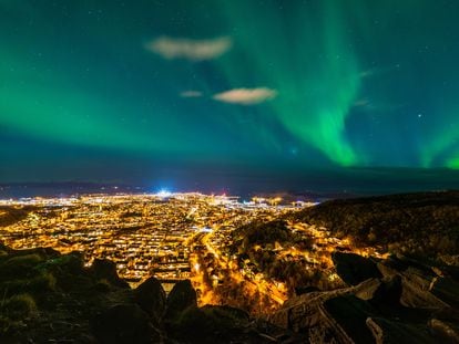 Vista de una aurora boreal sobre la ciudad noruega de Bodø.