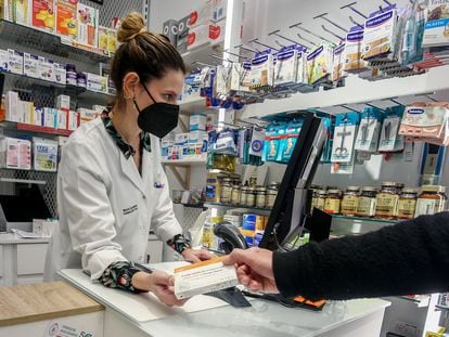 Una farmacéutica dispensa una prueba en una farmacia en Madrid.