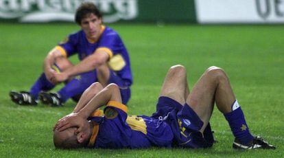 Desio, del Alavés, llora desconsolado al final del encuentro ante el Liverpool en 2001.