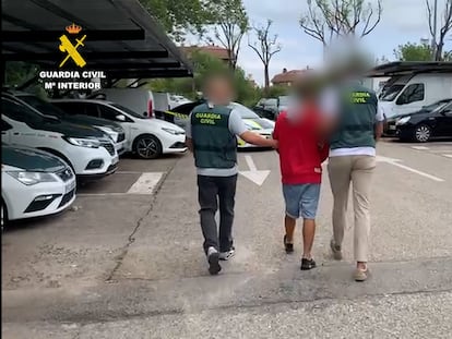 Los agentes de la Guardia civil, con el detenido por el atropello mortal a dos ciclistas.