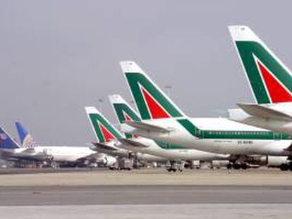 Varios aviones de Alitalia en el aeropuerto internacional 'Leonardo da Vinci' de Fiumicino, Roma, Italia. EFE/Archivo