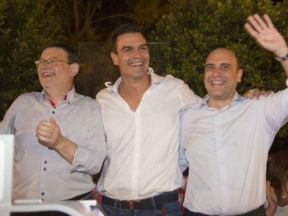 Pedro S&aacute;nchez, con Ximo Puig y Gabriel Ech&aacute;varri, en el acto de los socialistas en Alicante.