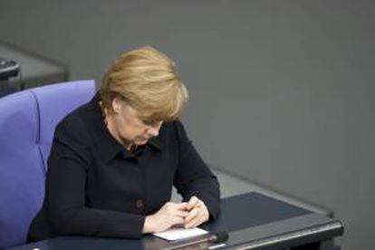 La canciller alemana Angela Merkel, asiste a un acto en recuerdo de las víctimas del nacionalsocialismo en el Bundestag hoy, lunes 30 de enero de 2013 en Berlín (Alemania).