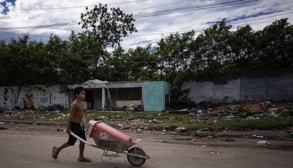 Un niño empuja una carretilla en la comunidad de Cidade de Deus en Río de Janeiro (Brasil).