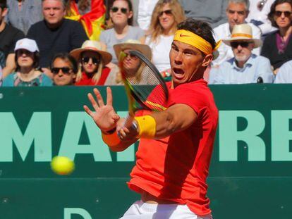 Nadal golpea de derecha ante Zverev en Valencia.