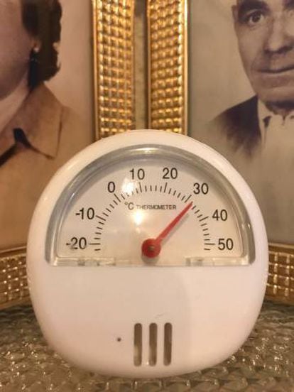 Termómetro utilizado por el familiar de un residente para registrar la temperatura en las habitaciones.