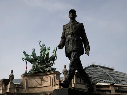 La estatua del general Charles de Gaulle en París.