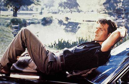 Patrick Swayze taking a break from banging around in 'Of Profession: Hard'.