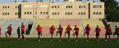 La selección palestina, en un entrenamiento  en el estadio de A Ram.