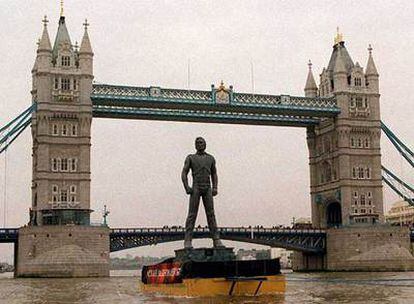 La estatua de Michael Jackson que promocionaba su disco<i> HIStory</i> en 1995, junto a la Torre de Londres en su paseo por el Támesis.