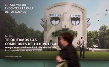 Un cartel plublicitario de Bankia ofrece hipotecas sin comisiones para comprar una vivienda, en una calle de Madrid.