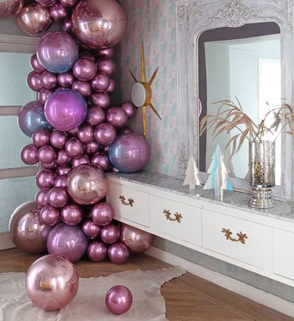 Composición navideña de globos rosas.