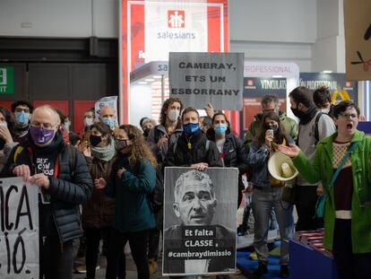 Protesta de profesores contra el consejero Josep Gonzàlez-Cambray en el Saló de l'Ensenyament.