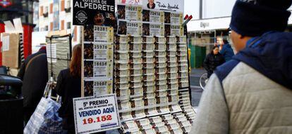 Puestos de venta de lotería instalados en la madrileña Puerta del Sol.