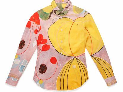 Camisa con un estampado prestado de un cuadro de Hilma af Klint, que formó parte de la colección cápsula inspirada en la pintora que Acne Studios lanzó en 2014.