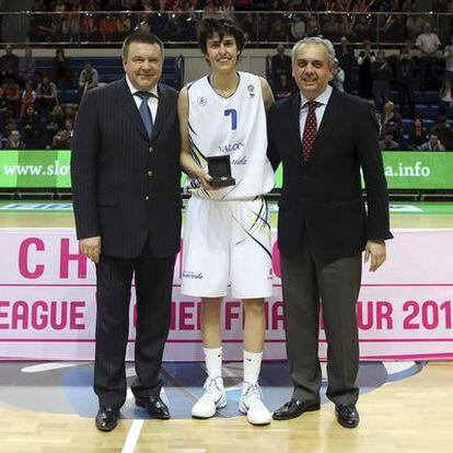 Alba Torrens, junto al presidente de la federación española, tras ganar en Ekaterimburgo.