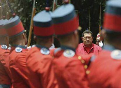 Hugo Chávez, a su llegada a la residencia de Hato Grande, en las afueras de Bogotá, donde se reunió con su homólogo colombiano, Álvaro Uribe.