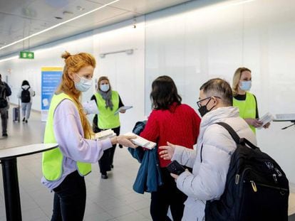 Llegada de turistas chinos al aeropuerto Schiphol de Amsterdam
