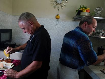 La pareja de casados Pablo Delgado y Adolfo López en su cocina en La Habana, Cuba, el 26 de octubre de 2022.