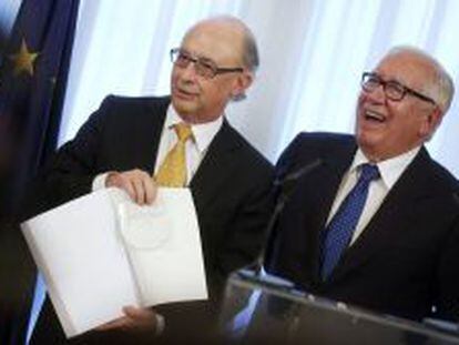 El ministro de Hacienda, Cristobal Montoro, y Manuel Lagares, presidente del comité de expertos.
