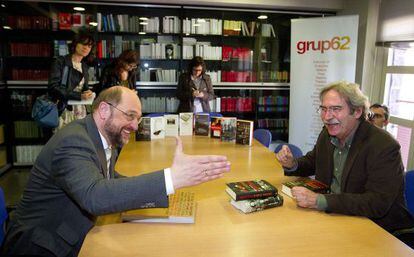 El presidente del Parlamento Europeo, Martin Schulz (izquierda) junto al escritor Jaume Cabré.