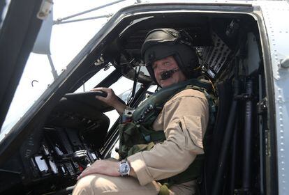 El capitán de fragata Dámaso Berenguer, a bordo del helicóptero de la fragata.