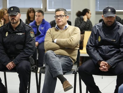 Jorge Ignacio Roca, custodiado por la polic&iacute;a en el juicio de Emarsa.