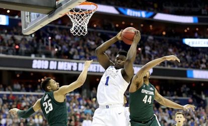 Zion Williamson ante la defensa de Michigan State.