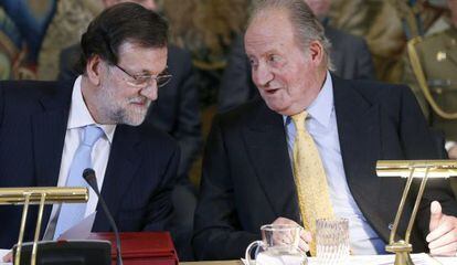El rey Jun Carlos conversa con el presidente del Gobierno, Mariano Rajoy.