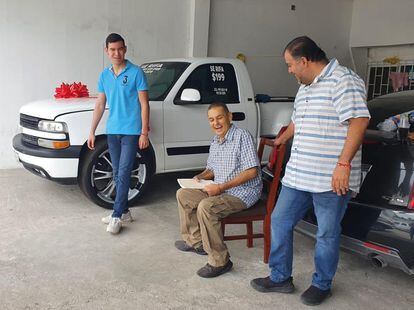 Marco Rodríguez and his son Marco Polo give Juan Manuel Vidales the truck he had raffled off.