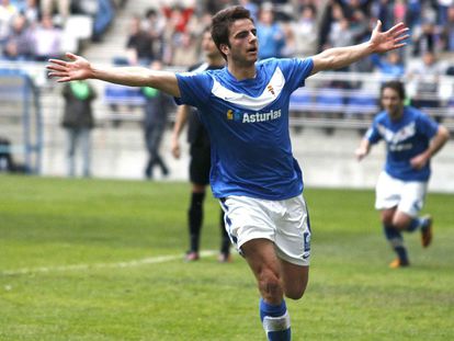 El exfutbolista Pelayo Novo, celebrando un gol con el Real Oviedo en el Carlos Tartiere.