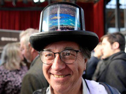 Un hombre luce un sombrero con una pantalla en el MWC 2019.