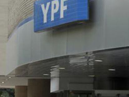 Varios vehículos llegan a una gasolinera de la petrolera YPF